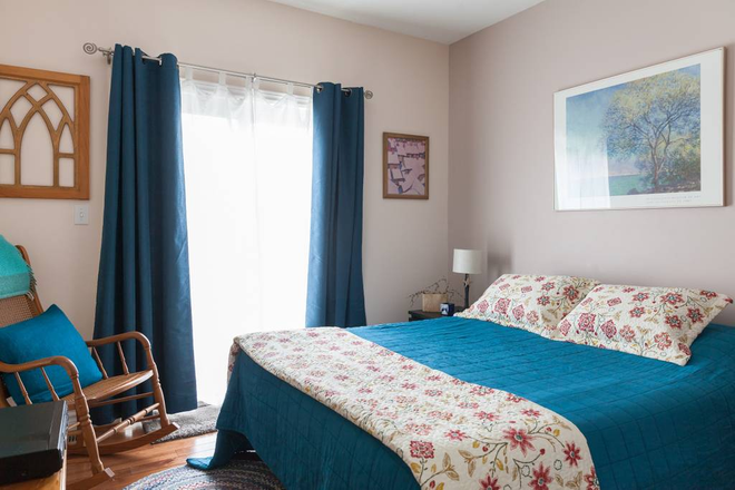 Private bedroom with queen bed - Leslieville 1 bedroom home to share, easy transit, accessible neighbourhood.