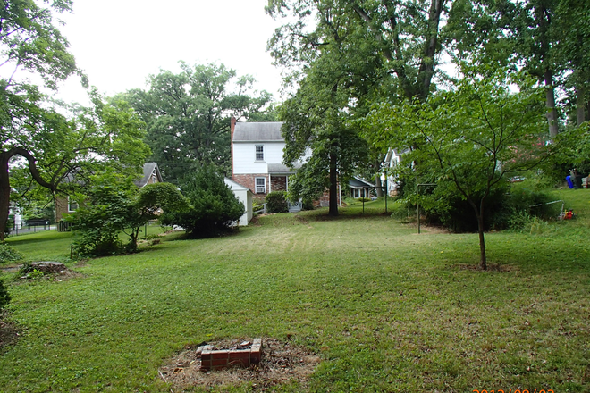 Back view and back yard - House close to campus
