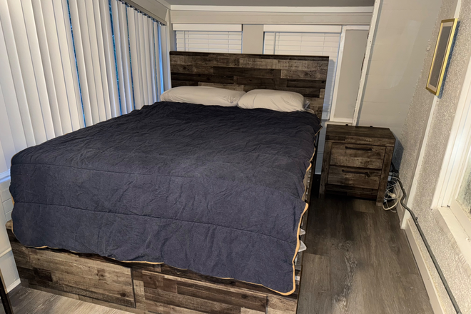 Bedroom - 904 university ave Apartments