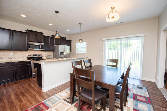 Kitchen + Dining area - 🏡ALL-INCLUSIVE Student New House | Room for rent / Sublet/lease | 1min bus, 5min car