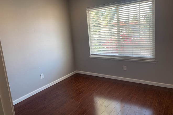 bedroom - $950 bedroom available in shared housing, 15 mins from UCSD