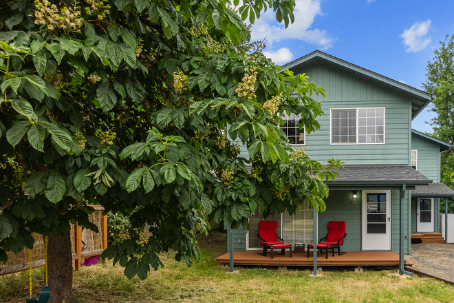 Front of House - Great School Year Rental for Visiting Faculty or Students -- Pets Allowed!