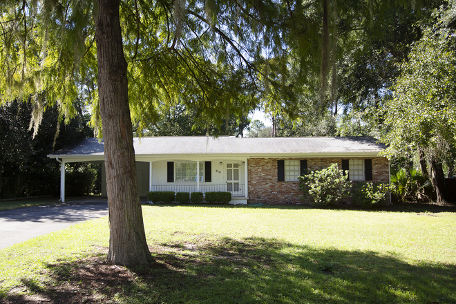 Front of house - Roommate wanted for 3/2 house in quiet neighborhood near campus