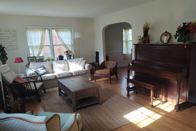 Entrance view - 5 bd/ 3bth house with independent basement