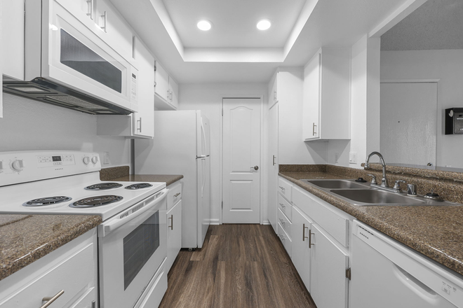 Kitchen - Affordable Student Housing in Irvine - Private Room/Shared Bathroom Apartments