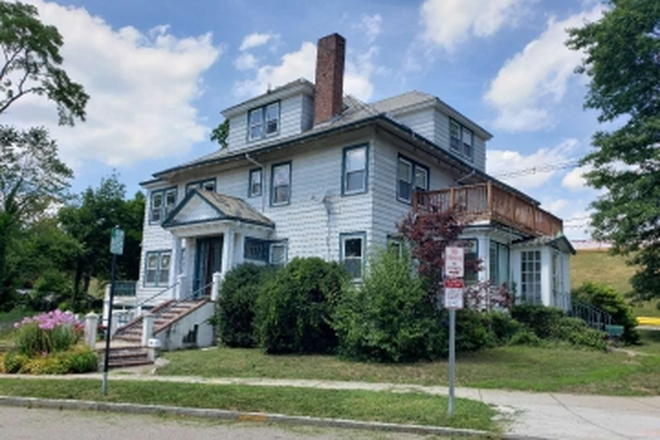 Massive Bi-level 4-5Bed/2Bath at 235 Commonwealth Ave. 02467, Only 0.2 Mile, 5 Min Walk to BC Main Campus - 5Min Walk to BC Main Campus! Massive Bi-level 4-5Bed/2Bath+Huge Deck, C/A!, Fully Furnished, No Fee!