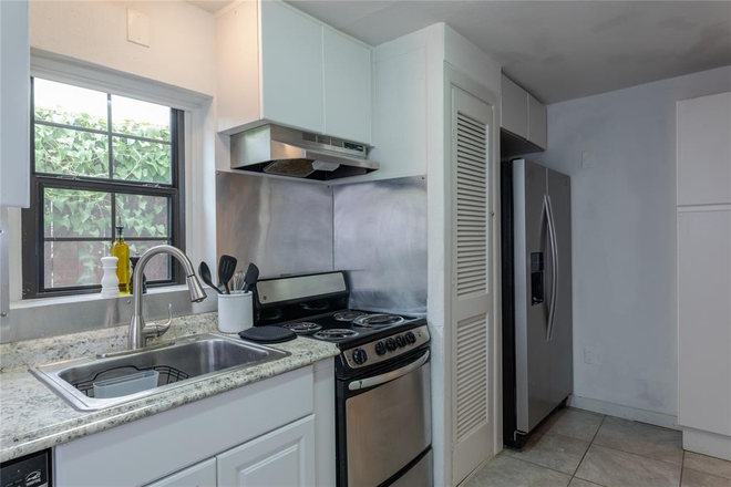 Kitchen - 3 Bedroom Spacious and Stylish , Close to Campus - Available August 15 Apartments