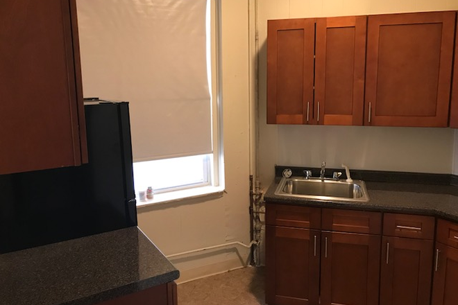 Visit hubrealtyproperties.com - Spacious studio with full kitchen in West campus area Apartments
