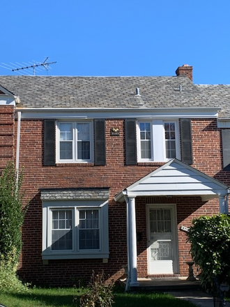 Front of house - $700 rent + $50 flat utilities / 1700ft, 3BR/2.5BA - Private Bedroom Room Rental