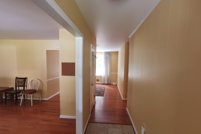 Foyer - Beautiful 5 Bedroom Single Family House Close to UMD Campus for Rent