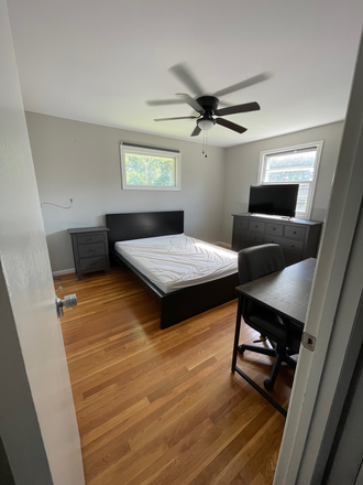 Large Furnished room with excellent natural light - Large Furnished Bedroom Steps to Campus Semi-Private BR