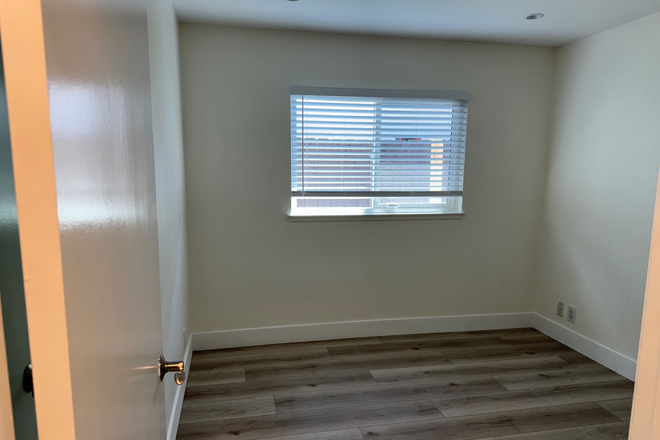 10 x10 bedroom - Mission Viejo SFH own room and bath in exchange House