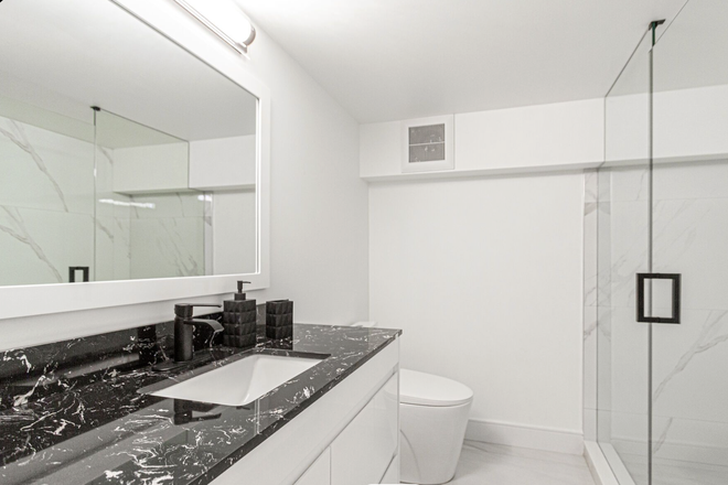 Bathroom - ​Bright Furnished 1BR+Den+ private kitchen + Bathroom Walk-out Suite near UTM | Utilities Incl. House