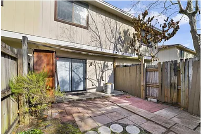 Backyard - Cambridge Circle, Townhouse and Private Bathroom, Shared living space (1 Roommate Male)