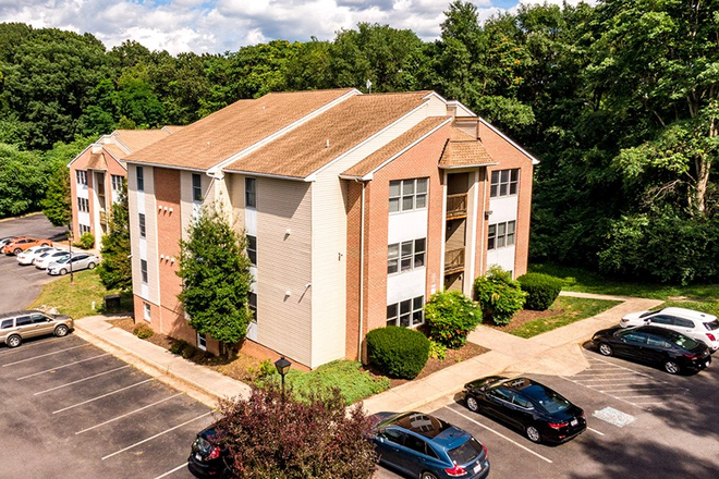 Outside - Mountain View Drive - 12 minute walk to campus and 3 minute drive to Food Lion Apartments