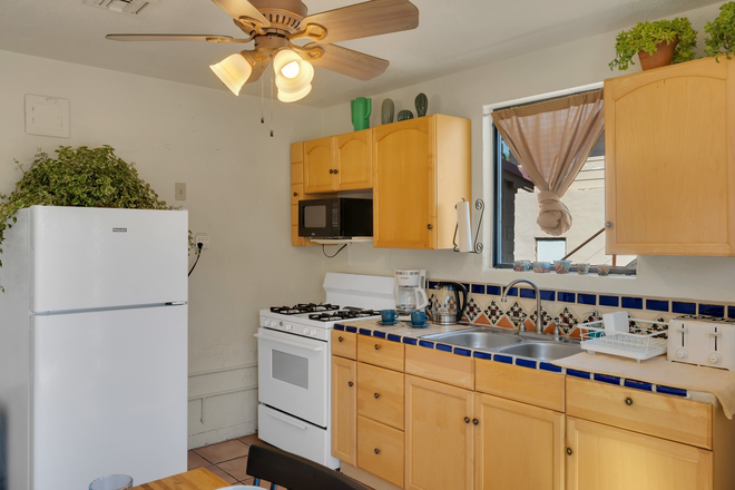 Kitchen with LAUNDRY - 2bdrm/1Bath 7mins from campus House