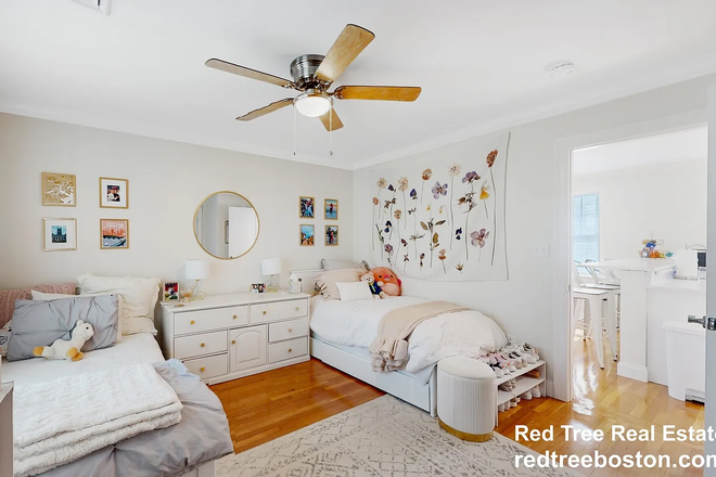 Bedroom - Apartment very close to Boston College Campus
