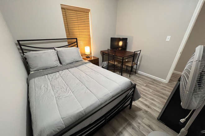 Bedroom - 2 furnished bedrooms in a nice South Knoxville home less than 3 miles from campus