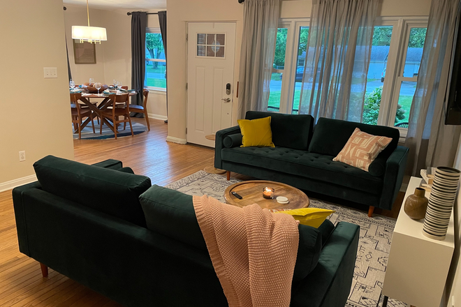 Living Room - Bungalow close to campus - Fully Furnished Short and Medium-Term House