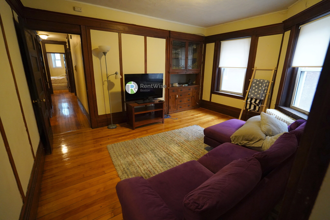 1 - $3,600 – Jamaica Plain 3BD | HHW Included | Near Forest Hills MBTA | No Broker Fee – Avail 9/1