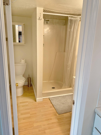 BthRoom with shower - **Efficiency  STUDIO** Utils Included Quiet safe area Apartments