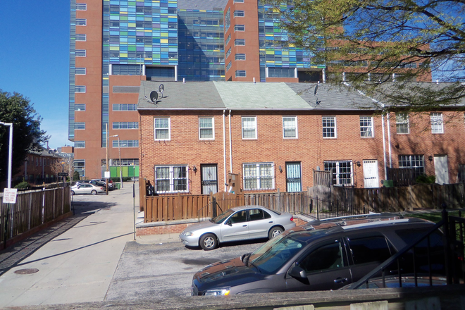 JHH rear of townhome. Two (2) minute walk - Furnished rooms with private bathrooms adjacent to JHH and campus schools (SON, SPH, Medi Townhome