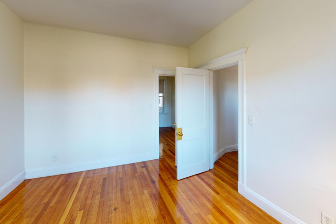 visit hubrealtyproperties.com - Jumbo 1 bedroom split with new kitchen, in Brighton Apartments