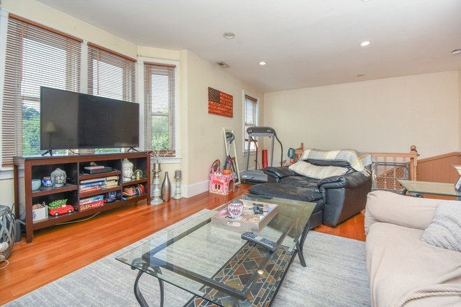 LIVING - BEAUTIFUL NEWLY RENOVATED 3 BED!