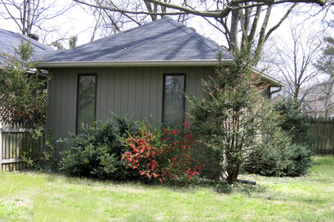 Gueshouse exterior - Guesthouse on pretty half-acre yard in quiet residential neighborhood 5-10 minutes from Vanderbilt