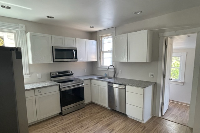 Main Kitchen - 6 Bedroom, 2.5 bath, 2 kitchen House - Complete Remodel - 1 block from Xavier - Avail June 2026