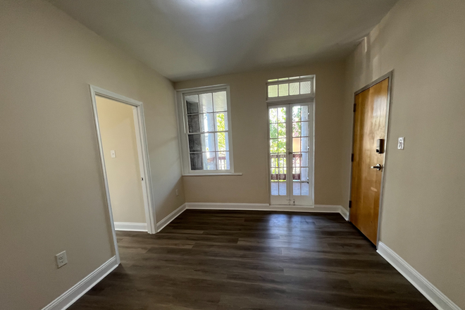 #5 & #9 - entrance & balcony - Freshly Renovated 2 Bed / 2 Bath in the Heart of VCU & The Fan