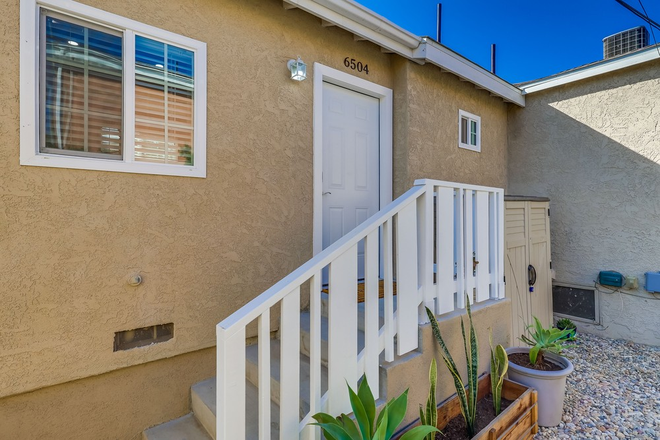 Front Door - **FURNISHED 2\-BEDROOM IN WESTCHESTER \| NEAR LMU \+ OTIS \| AVAILABLE NOW** ✨ Duplex