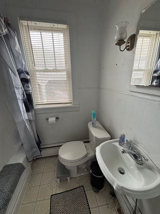 Bathroom - House 5 minutes from campus