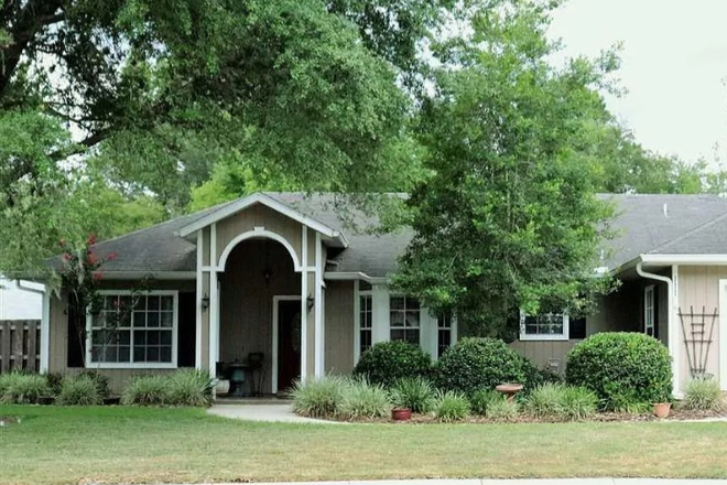 House - Furnished and Move-In Ready for Students or Staff!