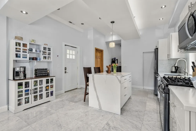 . - Gorgeous, Renovated 3 Bed / 2 Bath near campus w/ LAUNDRY IN UNIT! Avail. NOW!! Apartments