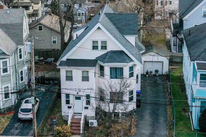 Beautiful renovated duplex nr Harvard and BU - Renovated duplex near harvard and BU w parkings