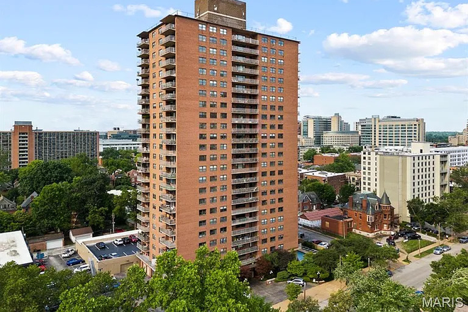 Executive House Condominiums - Updated Apartment Very Close to Campus and Medical School