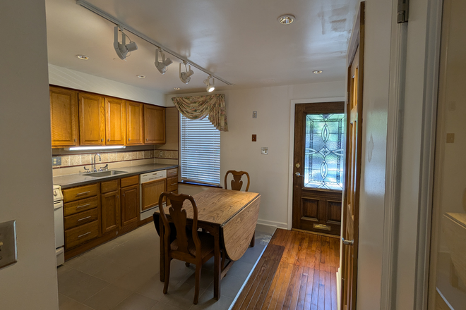 Kitchen - 4 bedroom 4 1/2 bath - Across the street from JHMI - Luxury - Convenience - Without compromise Townhome