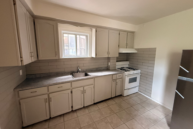 KITCHEN - WALLACE AVE SPACIOUS 4/5 BEDROOM HOME NEAR UofT