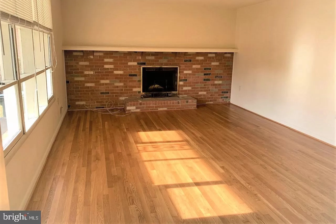 living room - Single Family House Near Campus