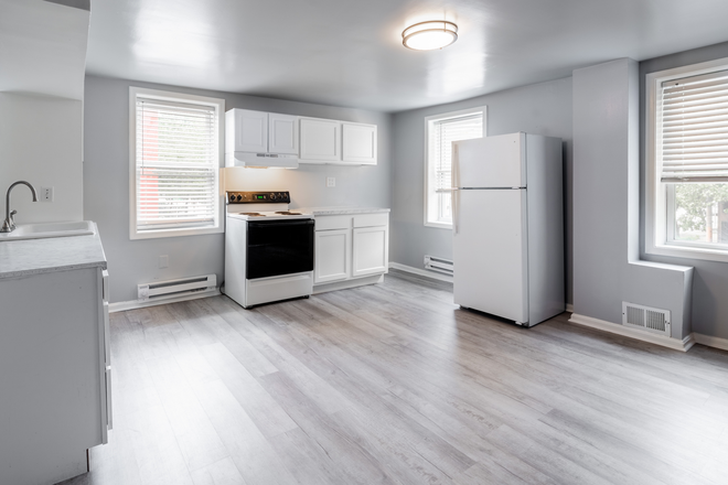 Kichen - Spacious 2Bedroom 1Bathroom Triplex