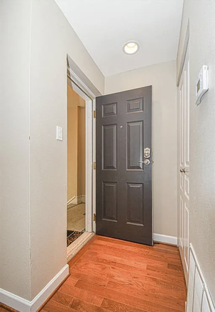 Entry - Top-Floor 2BR/2BA Near Major Universities & Med Centers | Quiet, Parking, Moves Fast