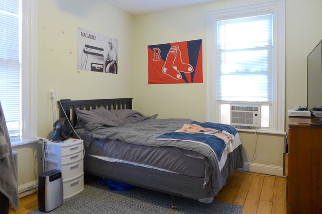 bostonrealtyonline.com - ROOMS FOR RENT! Immense Eight Bed House with Basement and Backyard