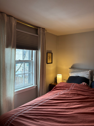 Main bedroom - Sunmer Sublet in Huron Village. May- August House
