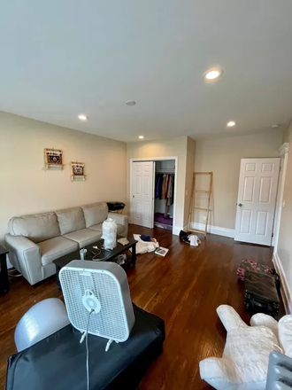 1109 Boylston St., #20 - NO BROKER'S FEE!! Renovated 2-bed split(3bedrooms with NO living room) Apartments