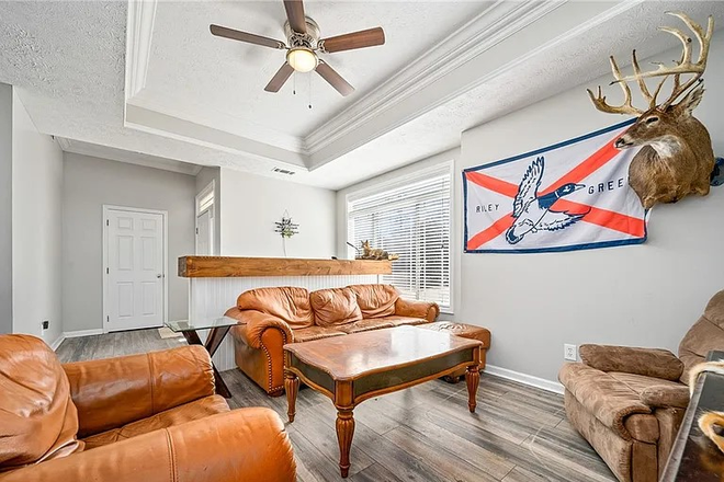 Den - Jack Hampton Drive, Townhouse close to campus, at a Tiger Transit Stop