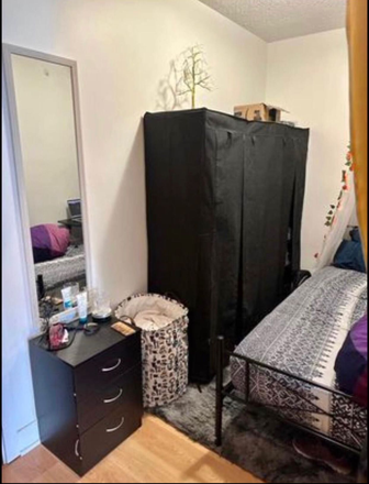 Den room - 1Den Room available in a 1 bed+1den apartment downtown, near Blue Jays