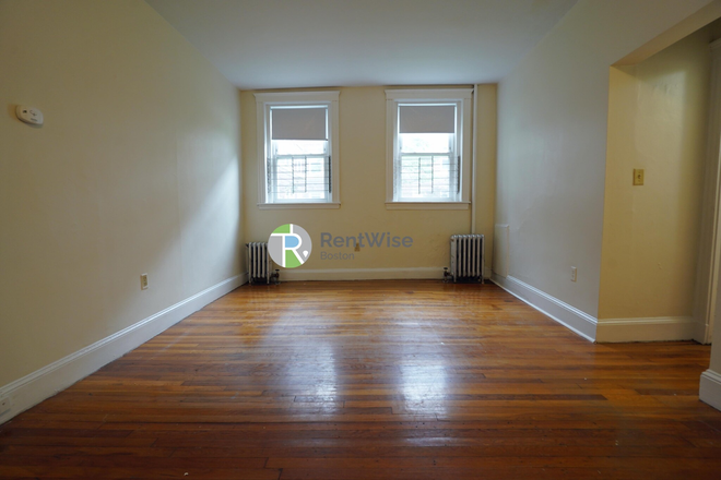 1 - SEPT 2026-HUGE Brighton 1 bed. H/HW inc. Elevator! No Fee To You! Apartments