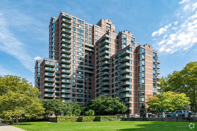 Exterior - Manhattan Park 30 River Road