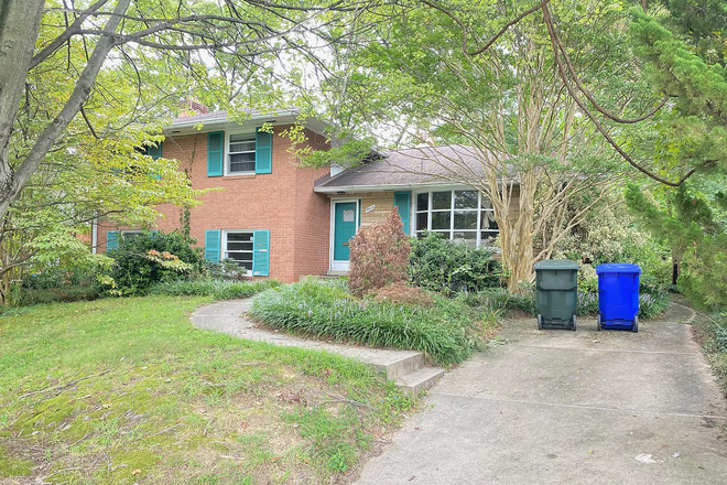 Front - 1 Bedroom and private bath available in a house close to campus